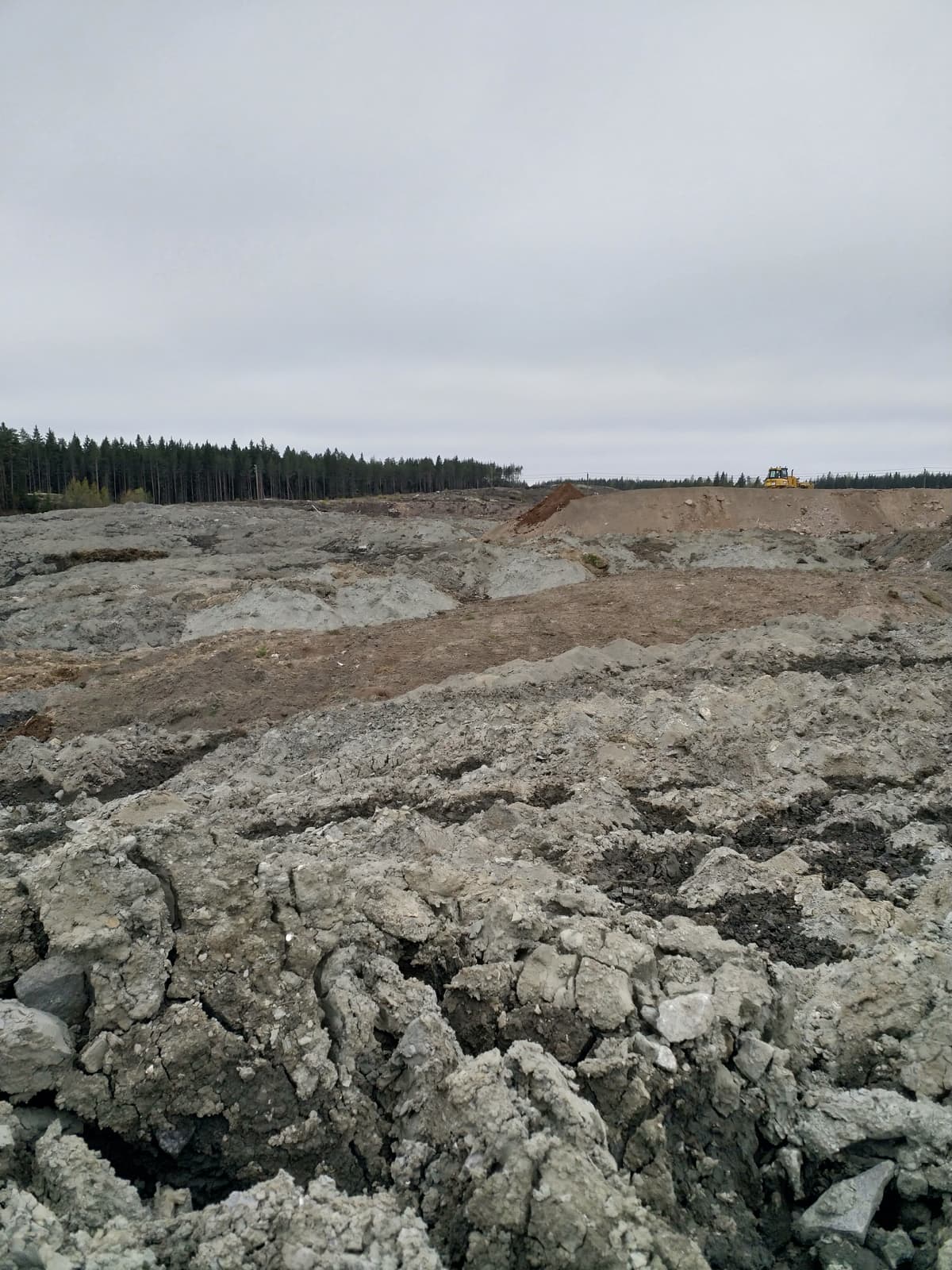 Turun toriparkin kaivauksista tuotua savea Saramäessä