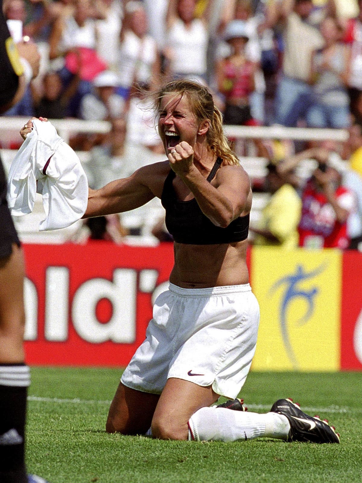 Brandi Chastain tuuletti onnistuttuaan ratkaisevassa rangaistuspotkussa Kiinaa vastaan vuoden 1999 MM-turnauksen loppuottelussa.