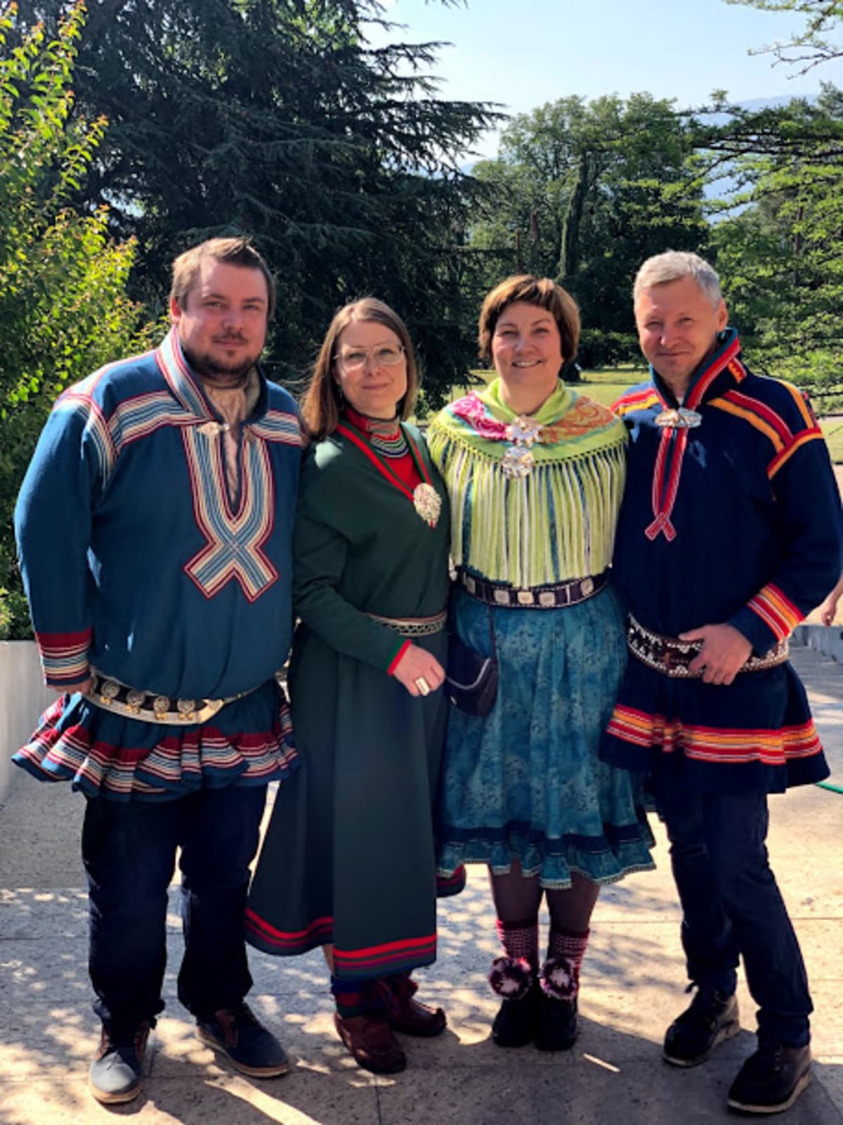 Sámedikkiid ja Sámeráđi presideanttat: Tuomas Aslak Juuso (Suoma Sámediggi), Åsa Larsson-Blind (Sámeráđđi)
Aili Keskitalo (Norgga Sámediggi) ja Per-Olof Nutti (Ruoŧa Sámediggi) čujuhit stuorra movtta dán dihtui oktasaš cealkámušas.