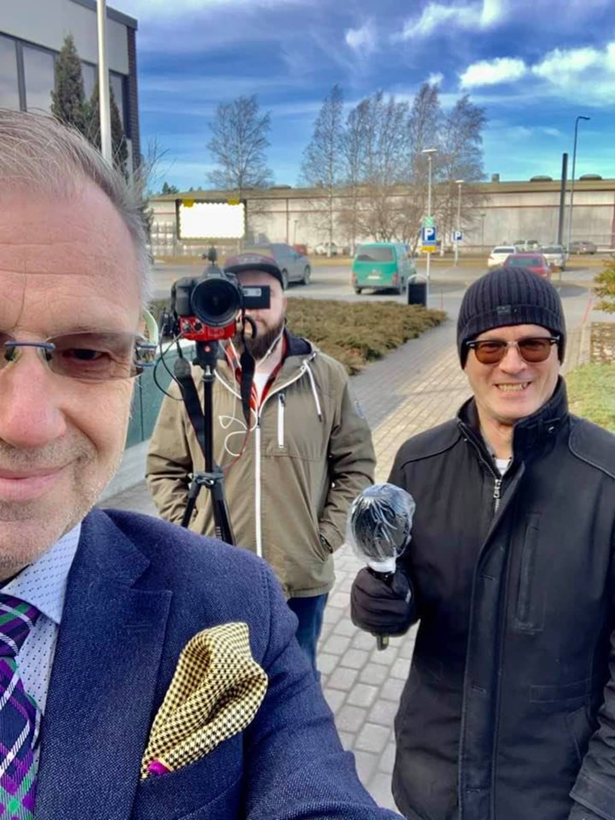Keskisuomalaisen toimitusjohtaja Vesa-Pekka Kamgaskorpi nappasi selfien Ylen haasttattelutilanteen aluksi.