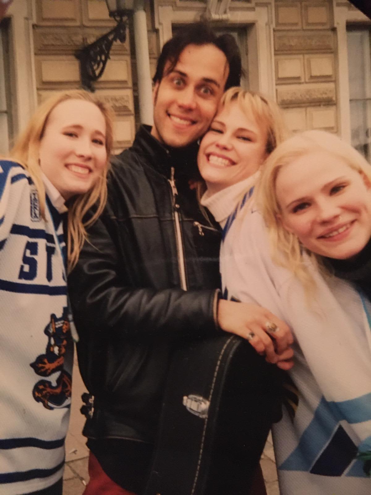 Inka Henelius ystävineen Aki Sirkesalon kanssa Leijonien maailmanmestaruusjuhlissa 1995.