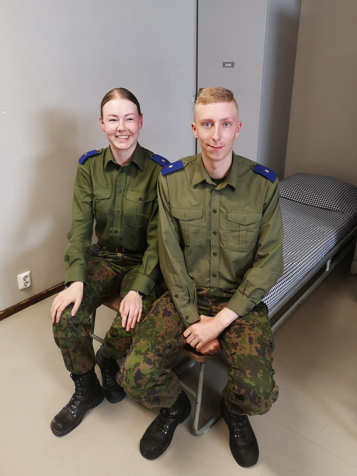 Kuvassa poseeraavat Venla Eskola ja Aleksi Vainio.