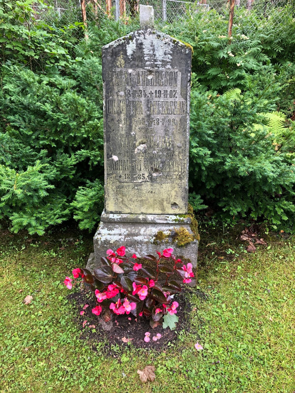 Lahden Vanahan hautausmaan ensimmäinen hauta.