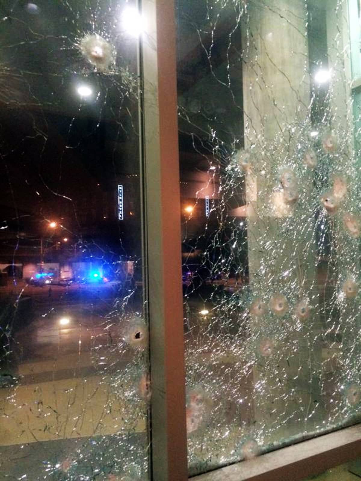Kuvassa näkyy Dallasin poliisiaseman rikki ammuttu ikkuna. Kuva on otettu 13. kesäkuuta.