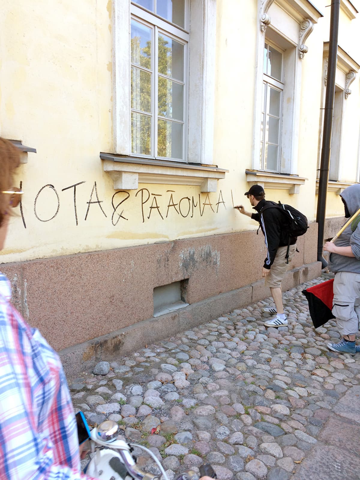 Seinän töhrimistä.