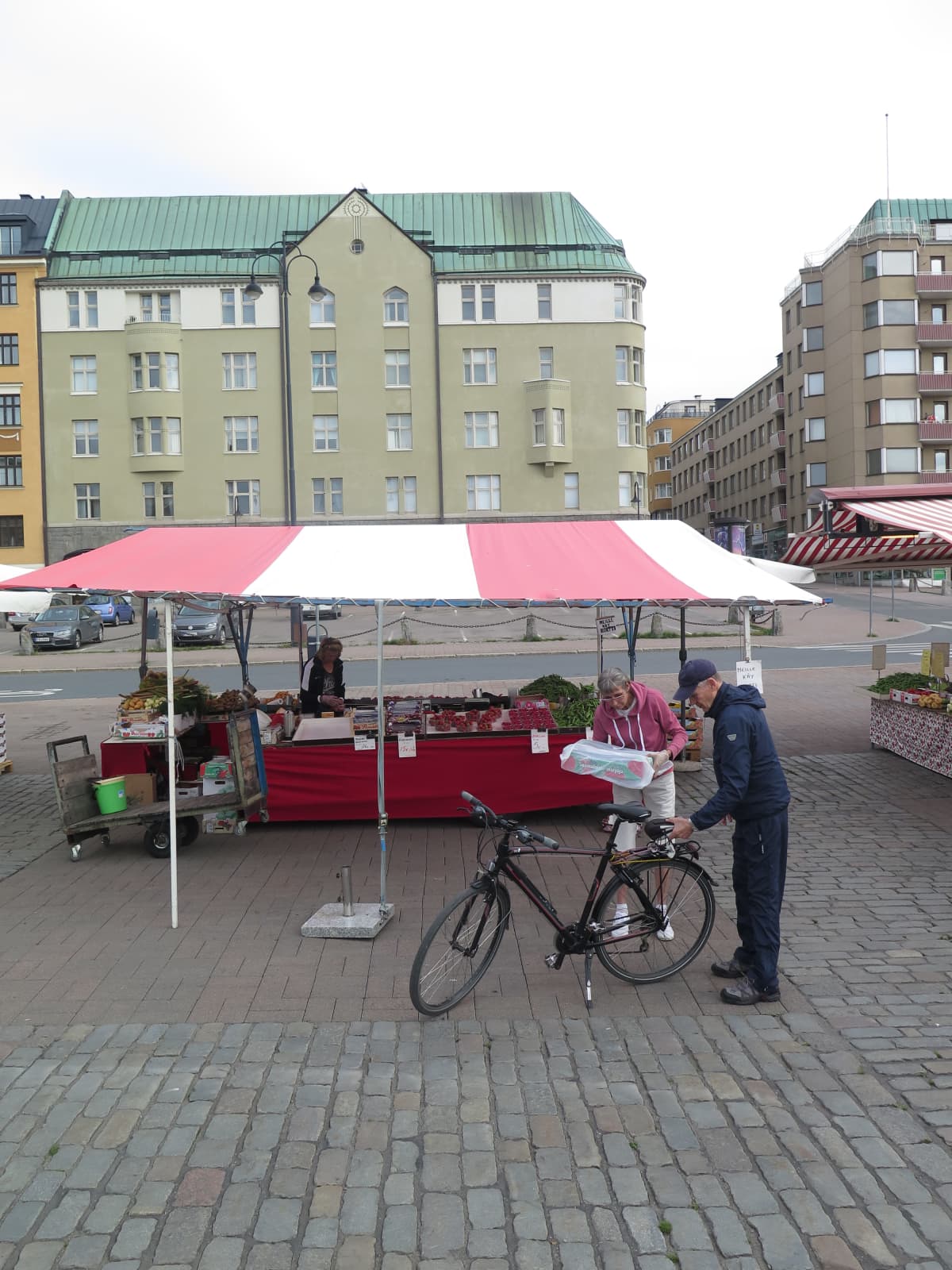 Laukontorin torikoju jonka takana vihreä kivitalo.