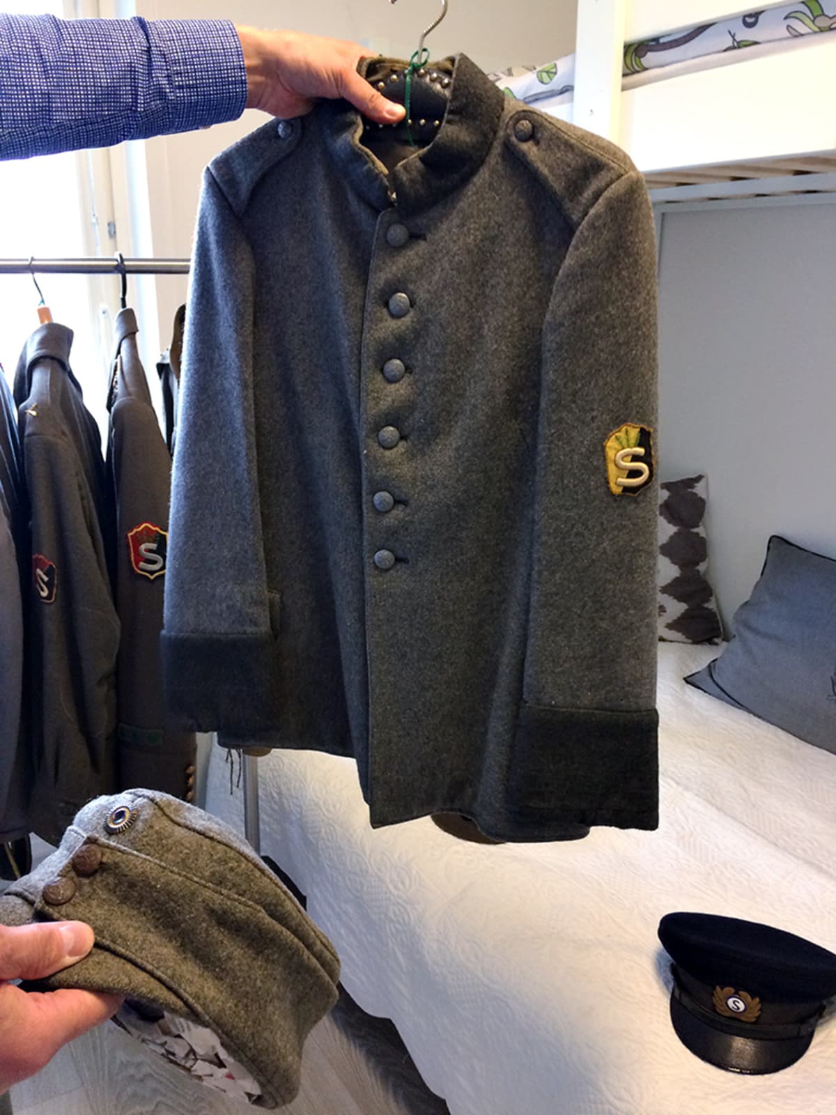Suojeluskunnan takki ja hattu.