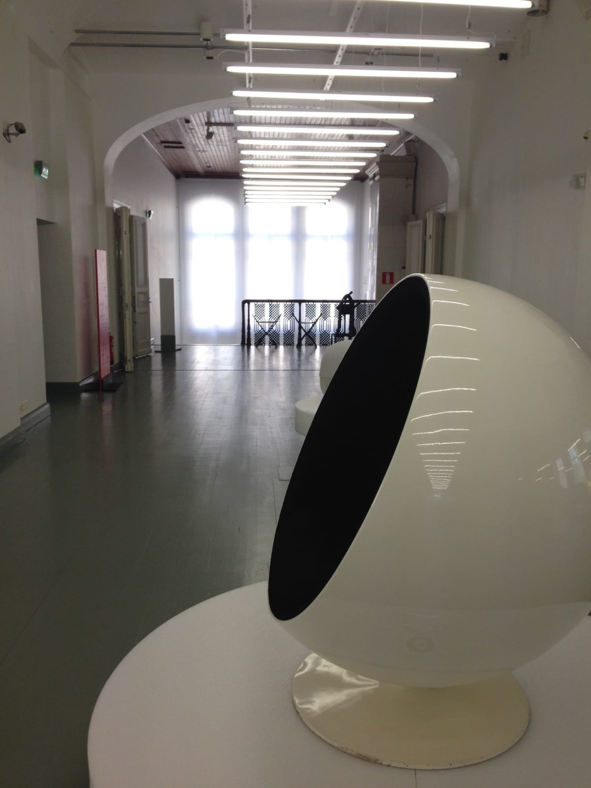 Eero Aarnios åskbollsstol på Designmuseet i Helsingfors