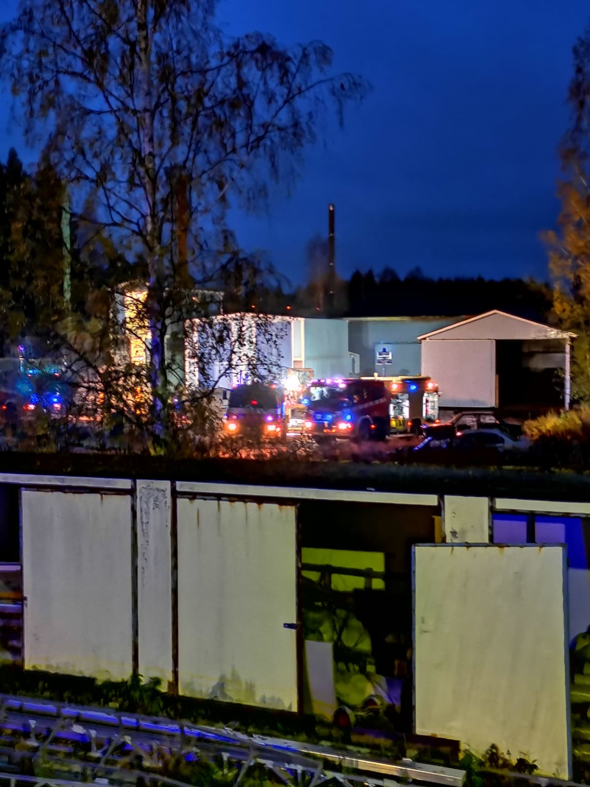 Pelastusajoneuvoja sammuttamassa tulipaloa Konnevedellä