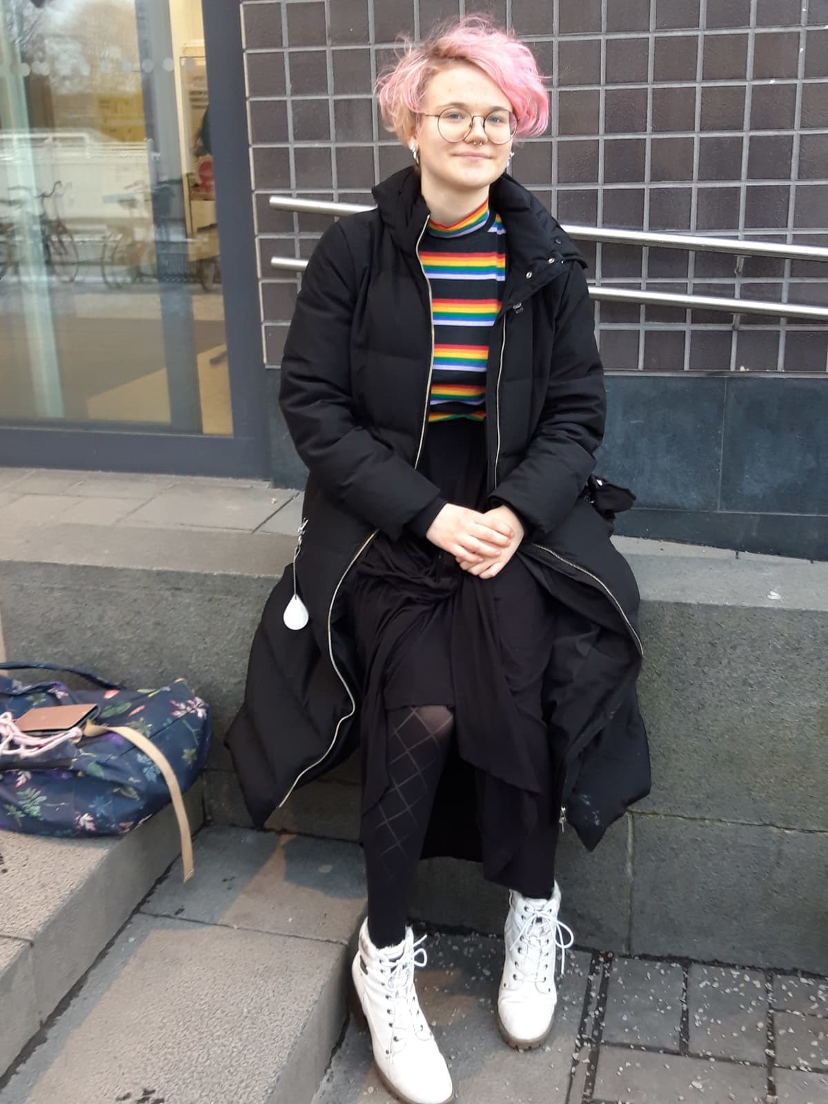 Maija Forsell ja mustat sukkahousut, joissa on salmiakkikuvioita.