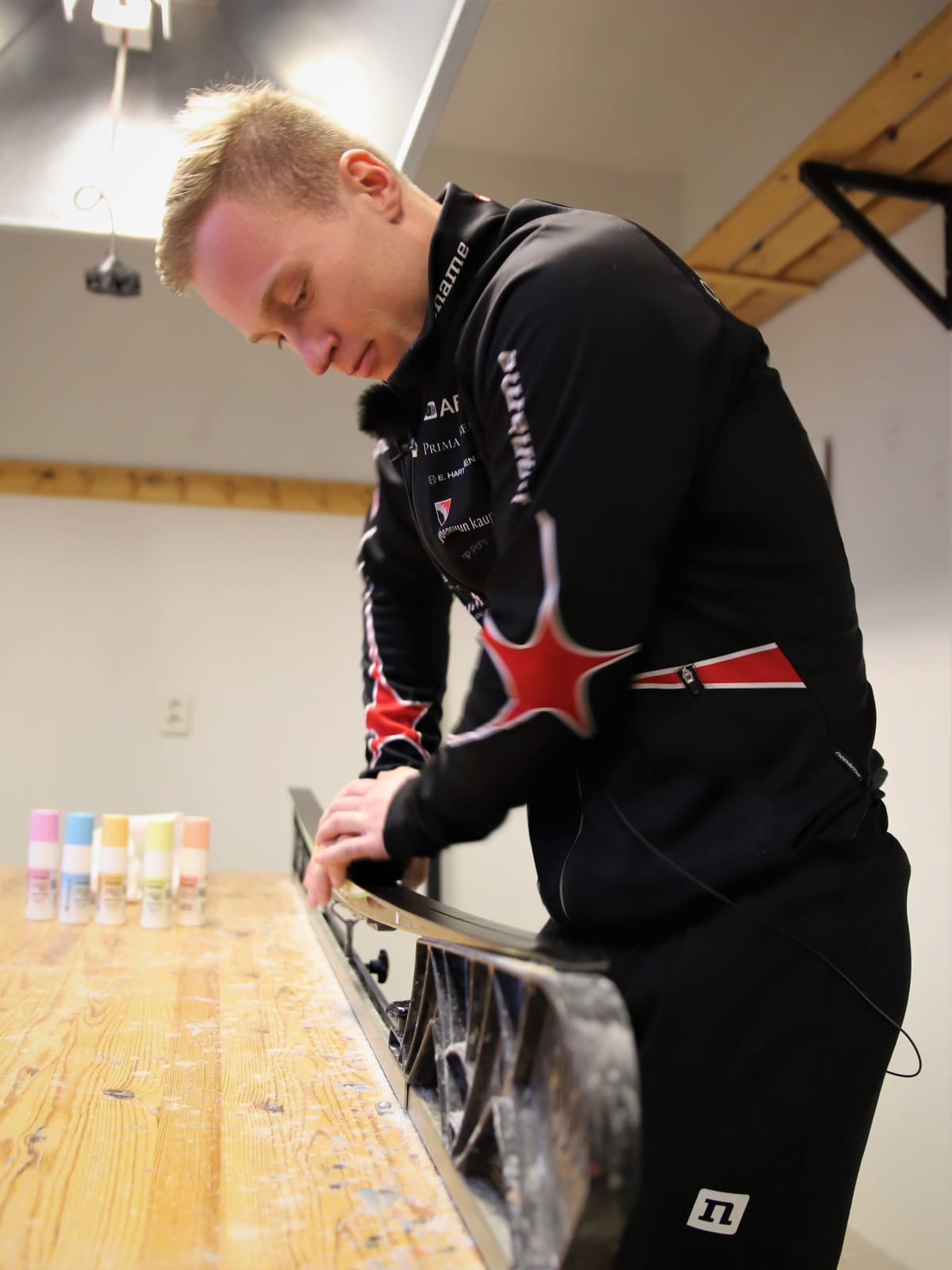 Joensuun Katajan hiihtojaoston Ilari Nissinen harjaa suksen pohjaa.