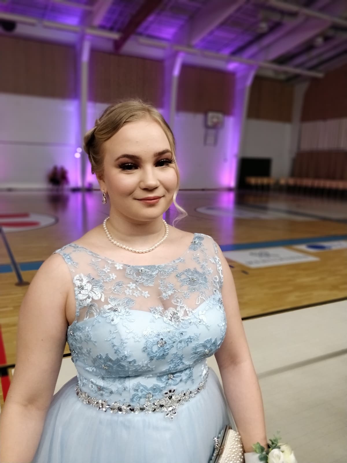 Vanhojentansseihin osallistuva Roosa Piispanen niin sanottuna pääpäivänä.