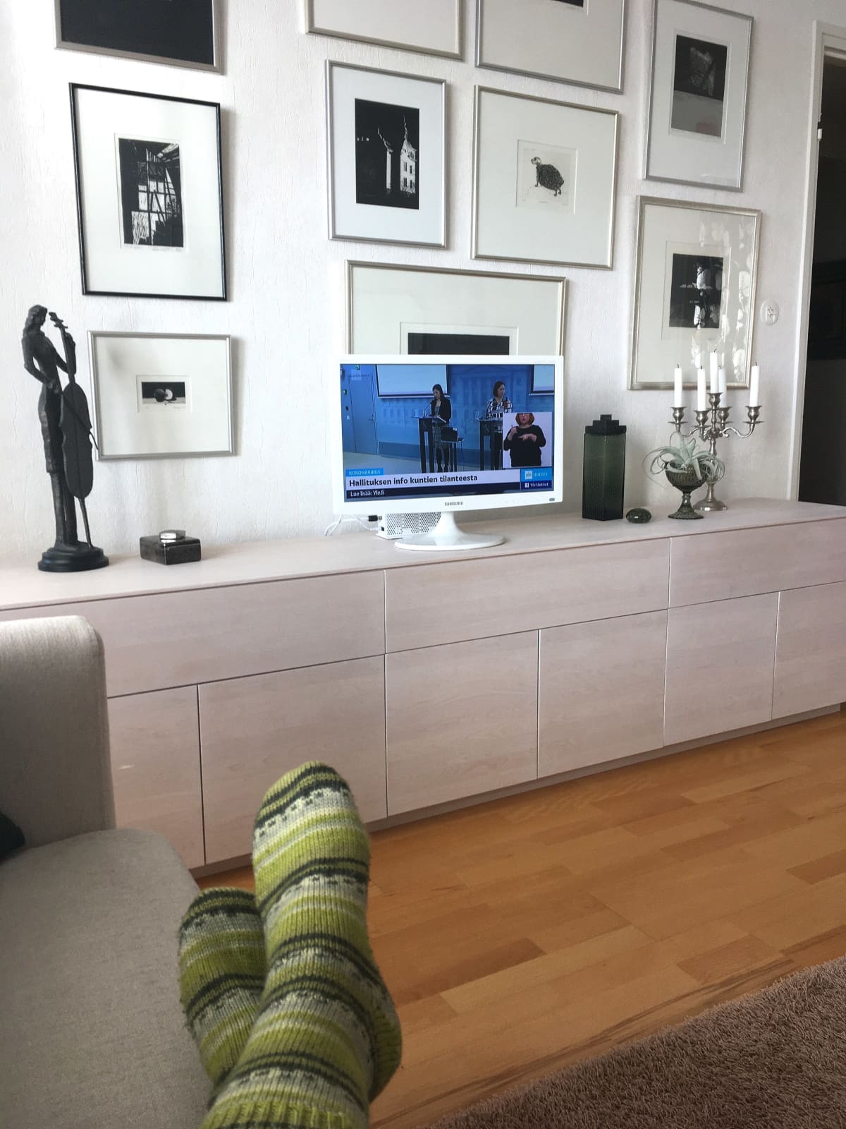Aila Seppälä katselee hallituksen koronainfoa tv:stä.