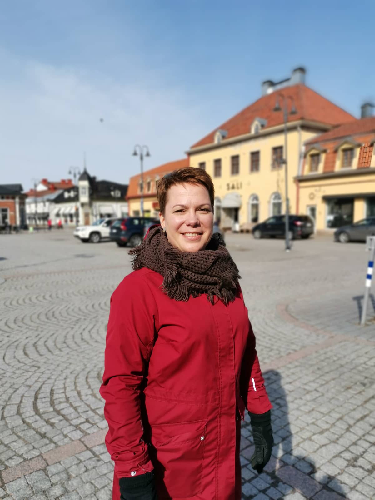 Rauman Yrittäjien toiminnanjohtaja Sari Pettersson Vanhassa Raumassa.