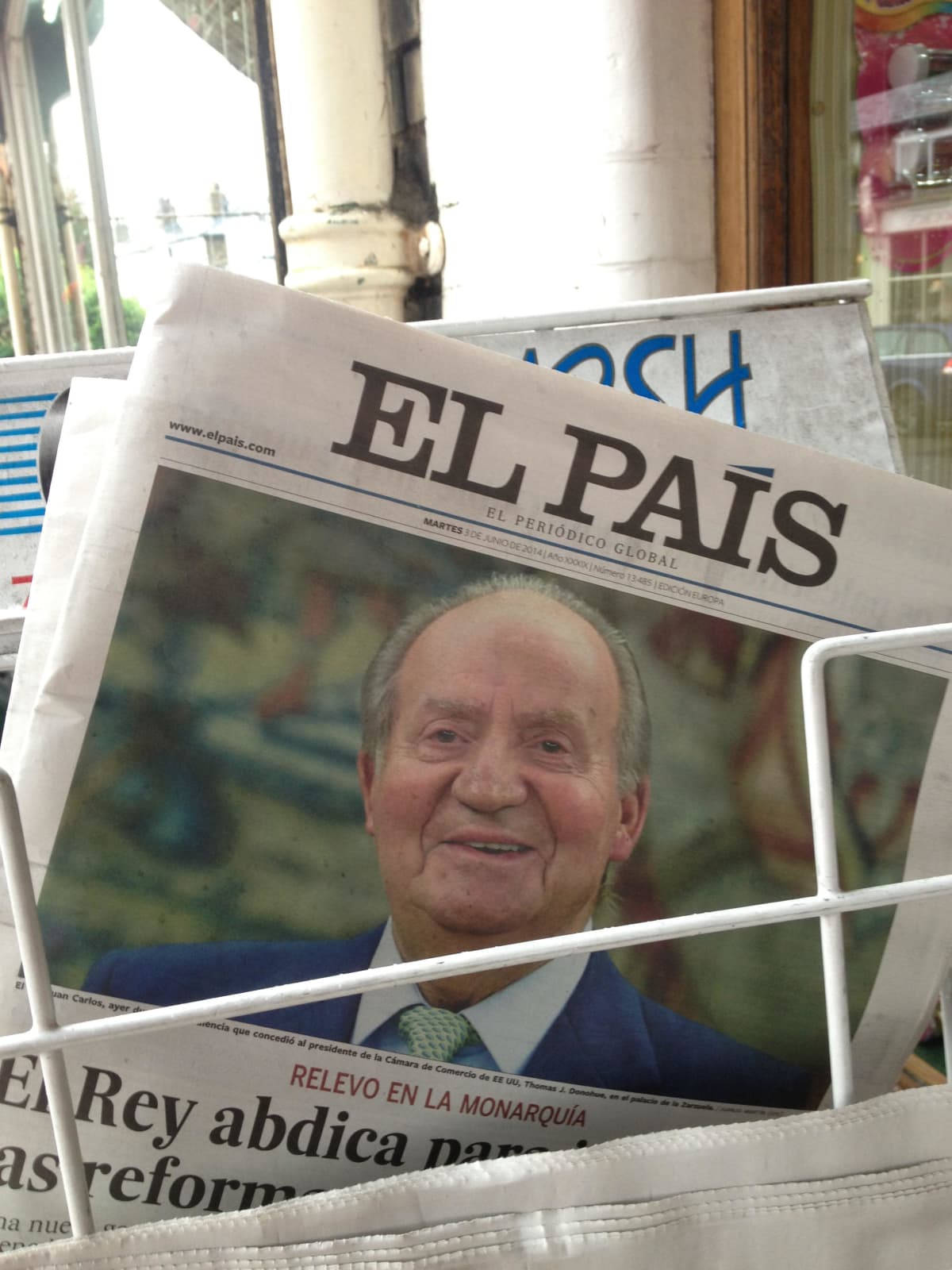 El Pais -lehden otsikko kesäkuulta 2014 Juan Carlosin päätöksestä luopua kruunusta.