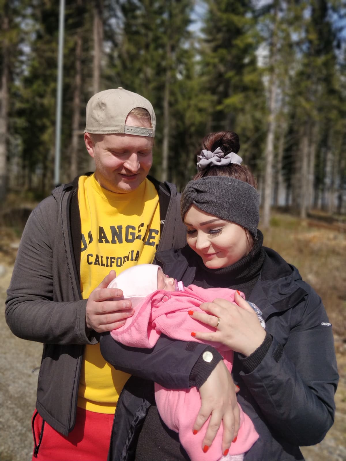 Kuvassa on pienen keskosvauvan vanhemmat, Ninni Piiroinen ja Ossi Käyhkö.