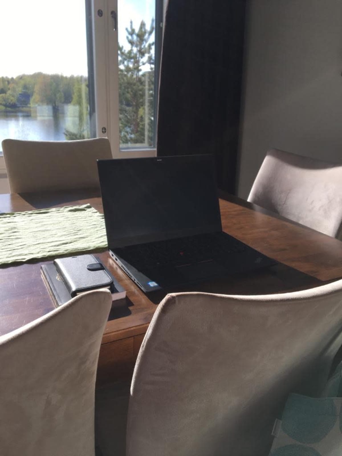Marjo Loisa työskentelee etänä keittiöpöydän ääressä