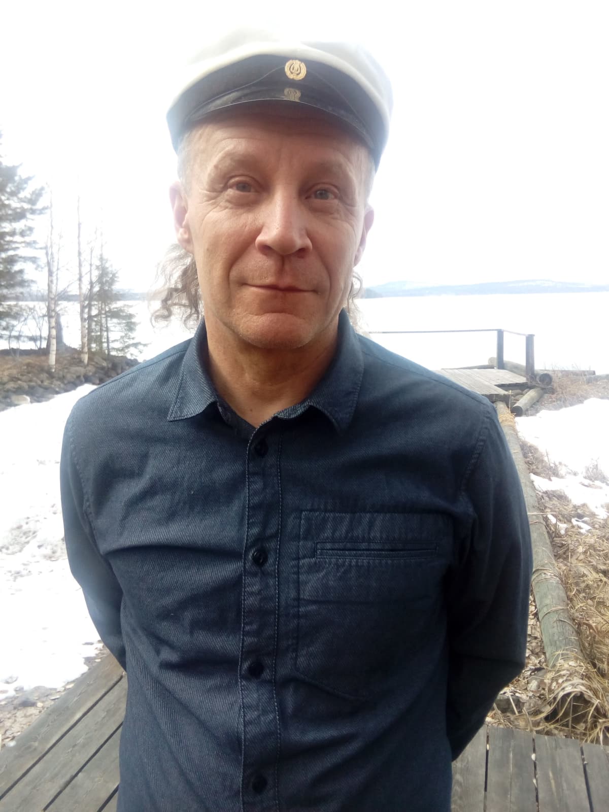 Mikko Kellokumpu ylioppilaslakki päässään