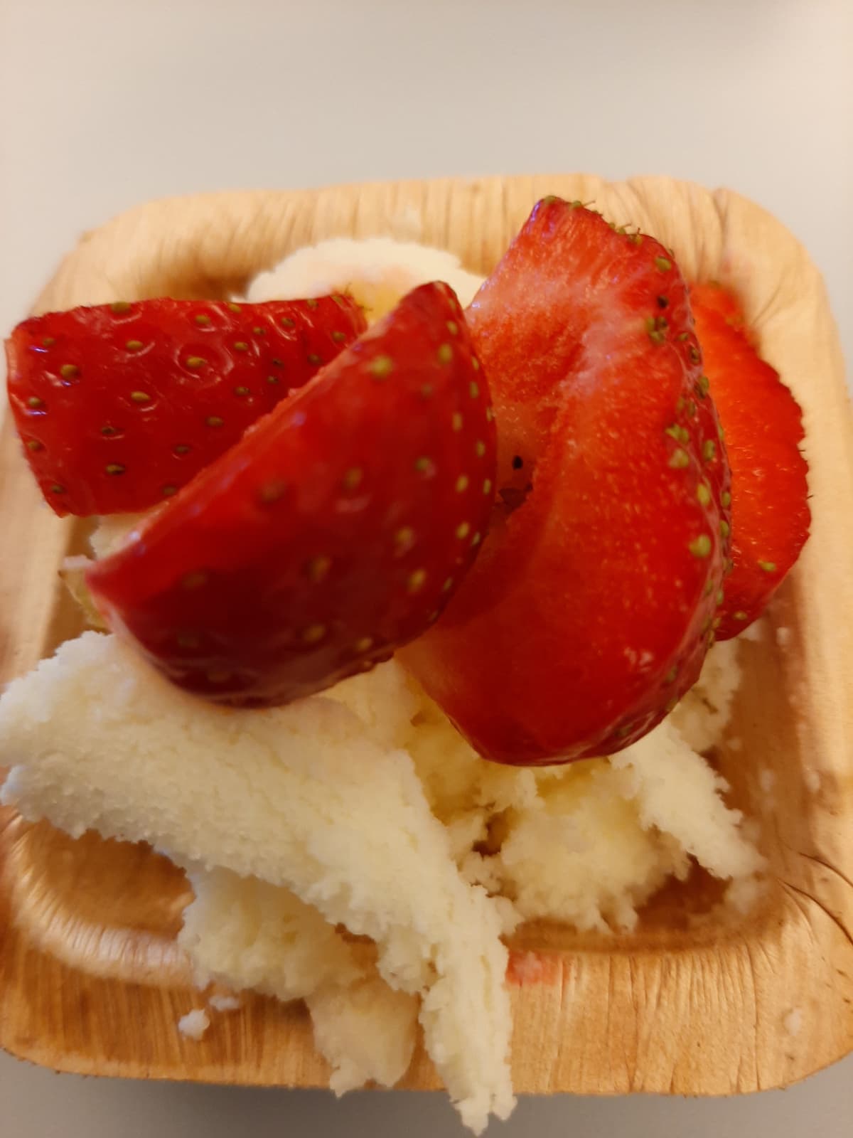 Perunajäädykkeen (frozen potato) kanssa sopivat mansikat ja vadelmat.