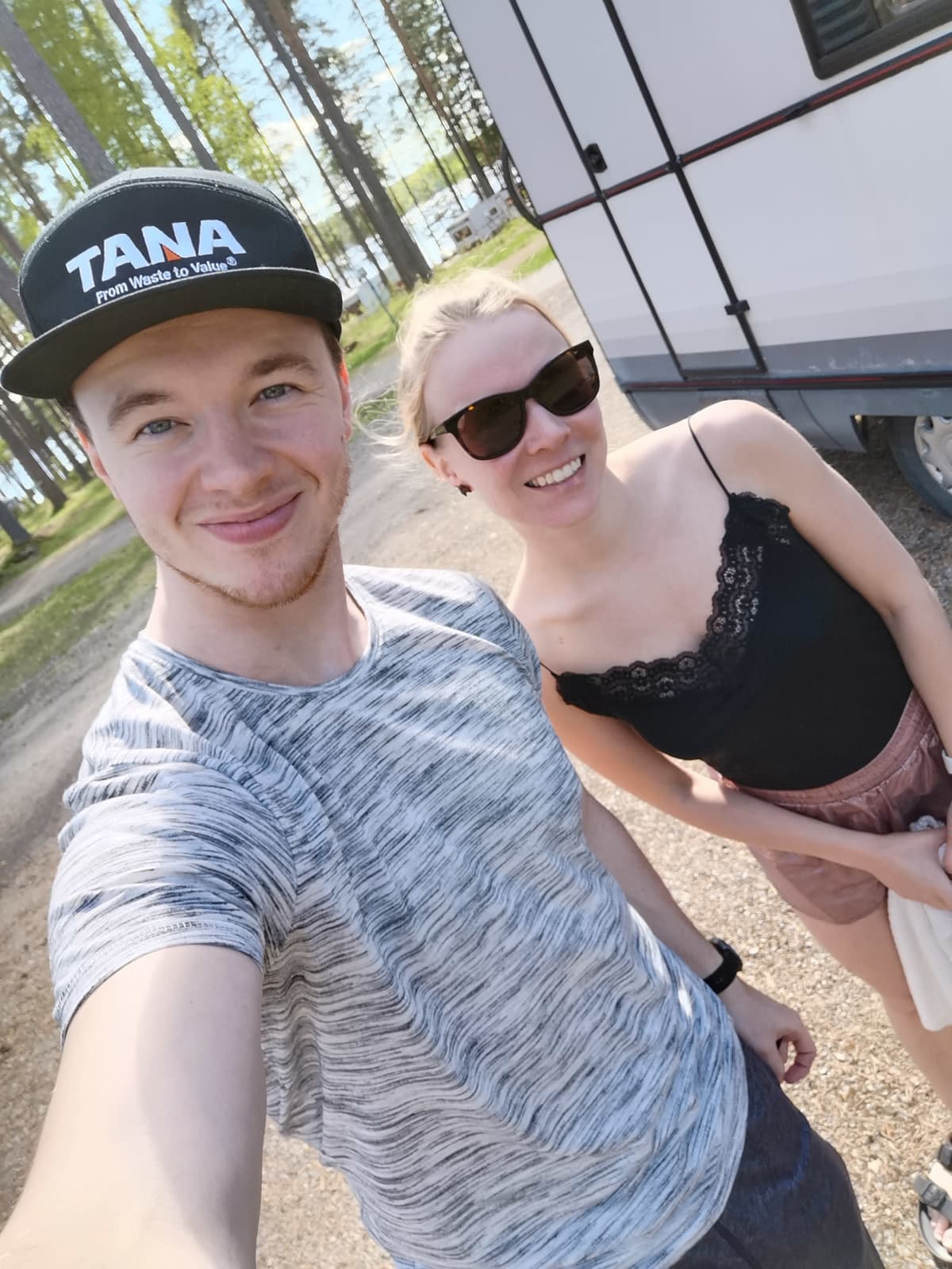 Jani Keto ja Anniina Vilkki poseeraavat selfiessä.