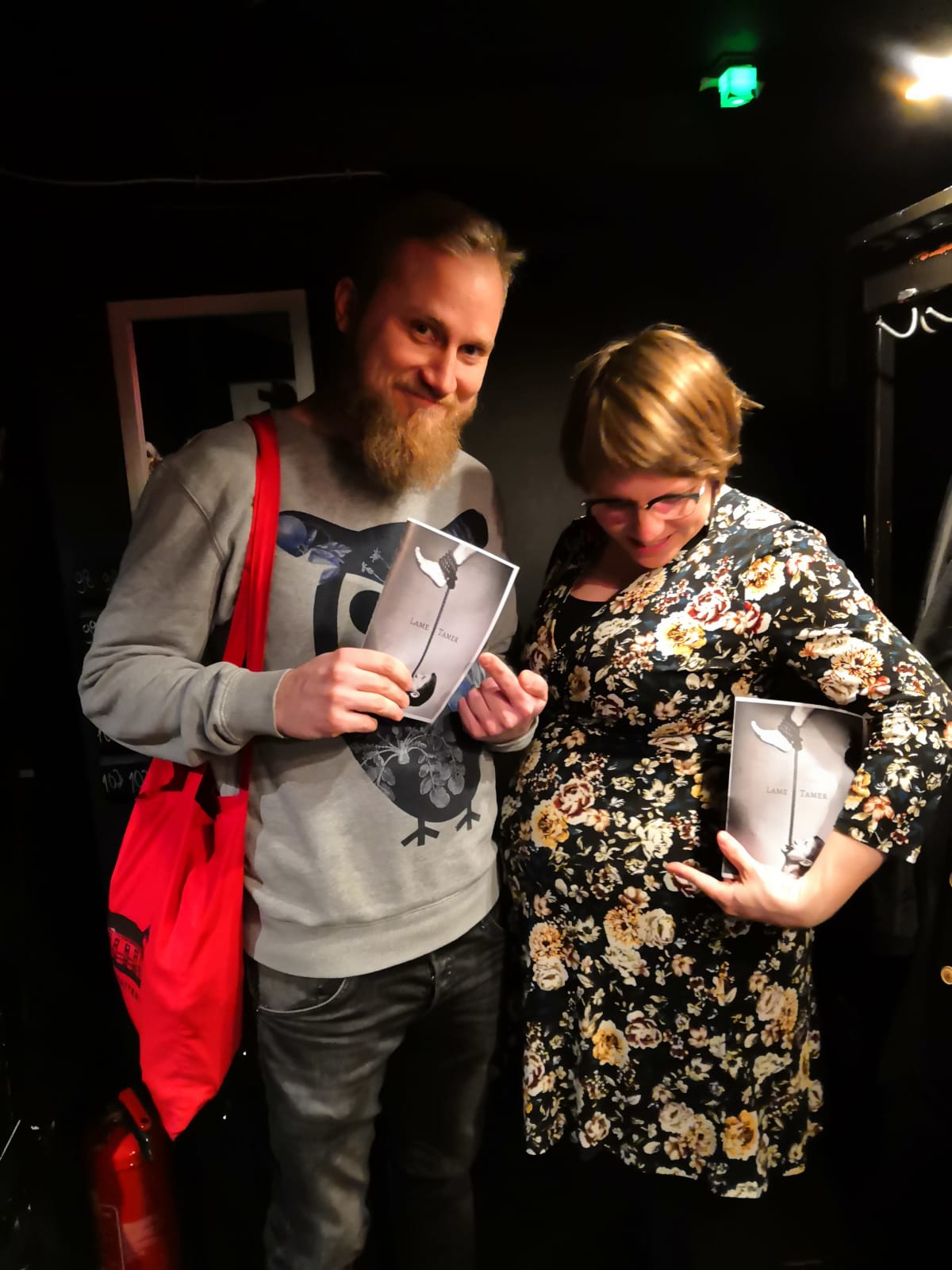 Karoliina Kuvaja miehensä kanssa nykytanssiesityksessä juuri ennen synnytystä.
