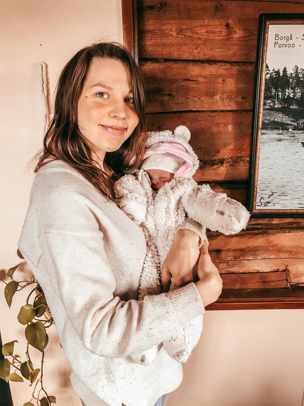 Peppiina Korhonen vastasyntyneen vauvansa kanssa.