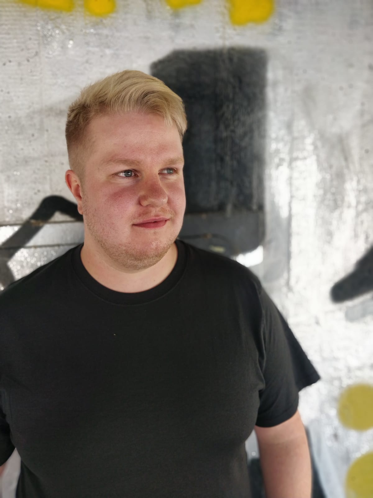 Kuvassa on Sami-Petteri Asikainen, joka kuvaa julkisuuden henkilöiden kuvista parodiakuvia someen.