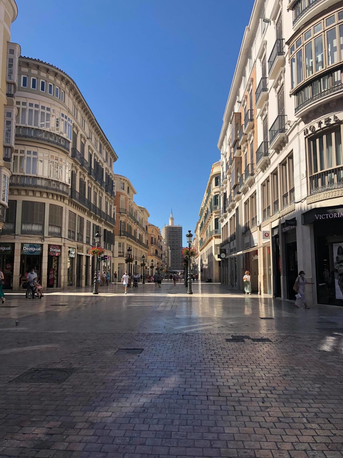 Malagan katu Calle Larios lähes autiona aurinkoisena kesäpäivänä.