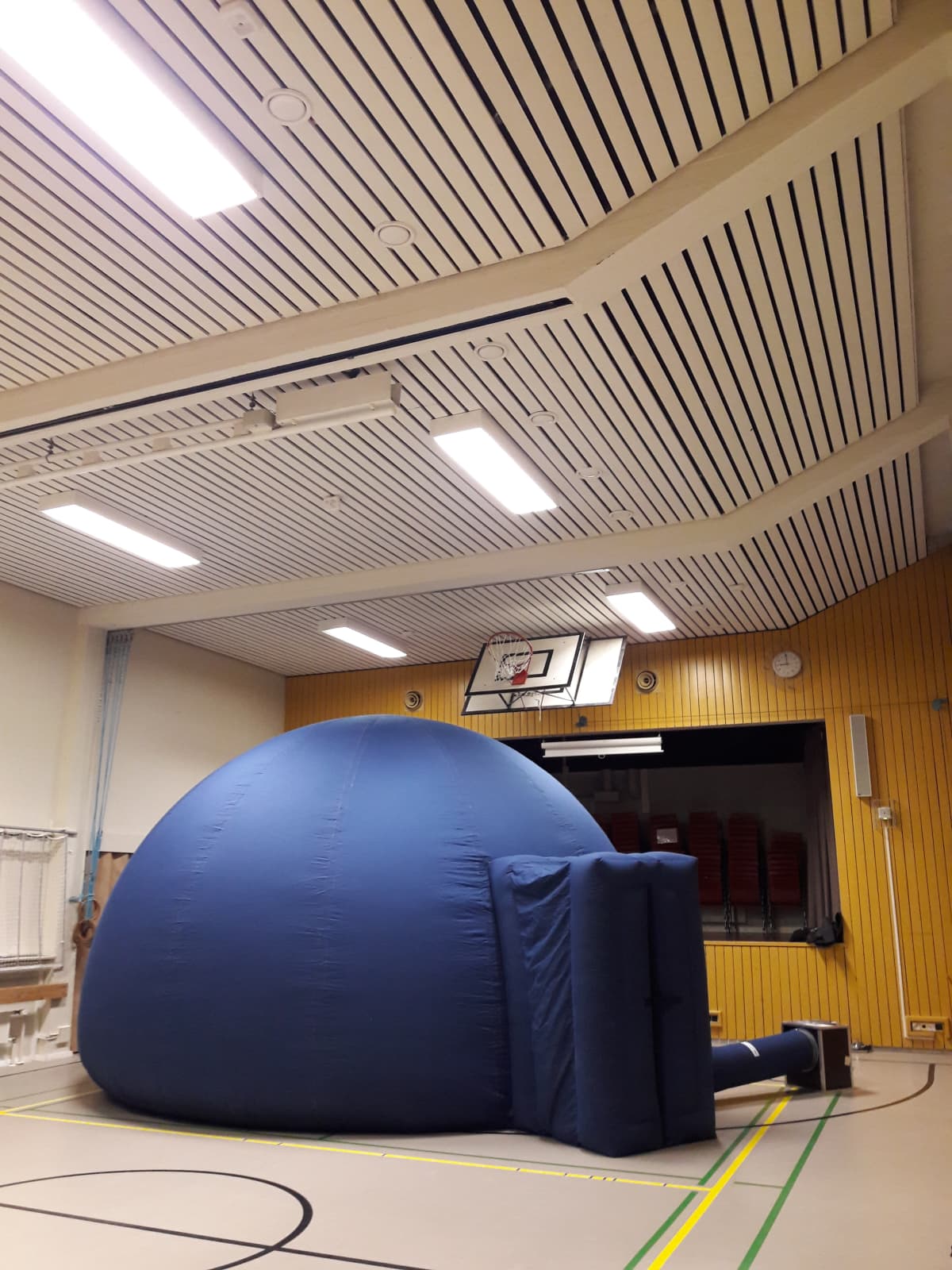 Ilmalla täytettävä matkaplanetaario eli telttamainen kupoli, johon ryömitään kangastunnelia pitkin.
