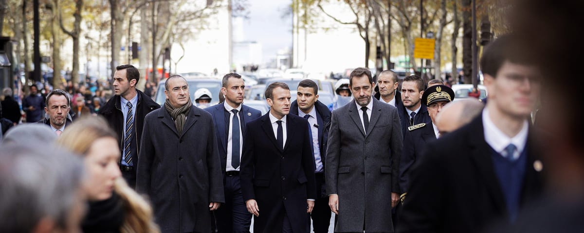 Saavuttuaan Argentiinasta G20-kokouksesta presidentti Macron suunnisti Pariisin Riemukaaren luo katsomaan Keltaliivien mellakoiden tuhoja joulukuun alussa.