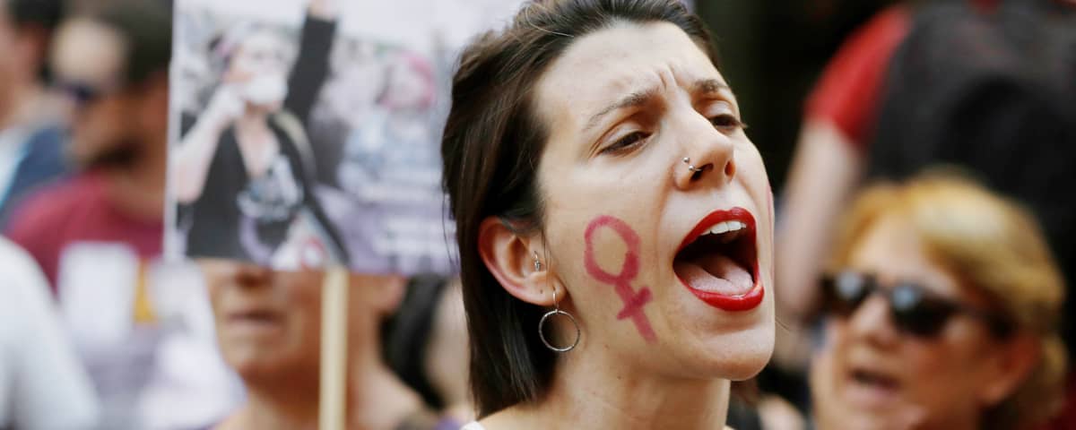 Tuhannet espanjalaiset protestoivat kesällä 2018 oikeuden annettua tuomionsa niin kutsutussa susilauman seksuaalirikostapauksessa.