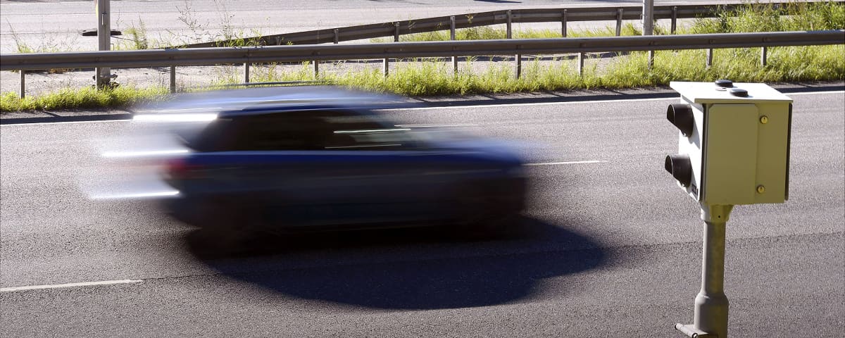 Liikennekamerat valvovat nopeuksia.