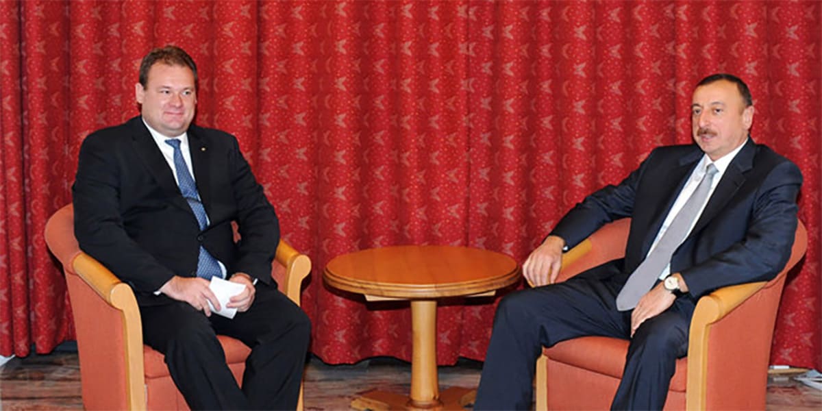 Tero Kivisaari ja Azerbaidzanin presidentti Ilham Alijev.