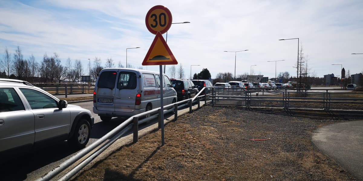 Autoja jonottamassa Torniossa Ruotsiin