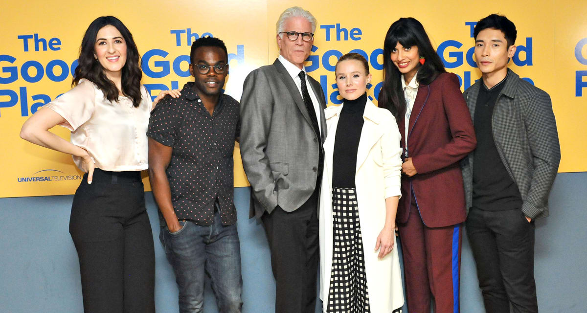 The Good Place -sarjan näyttelijäkaartia: D'Arcy Carden, William Jackson Harper, Ted Danson, Kristen Bell, Jameela Jamil ja Manny Jacinto.