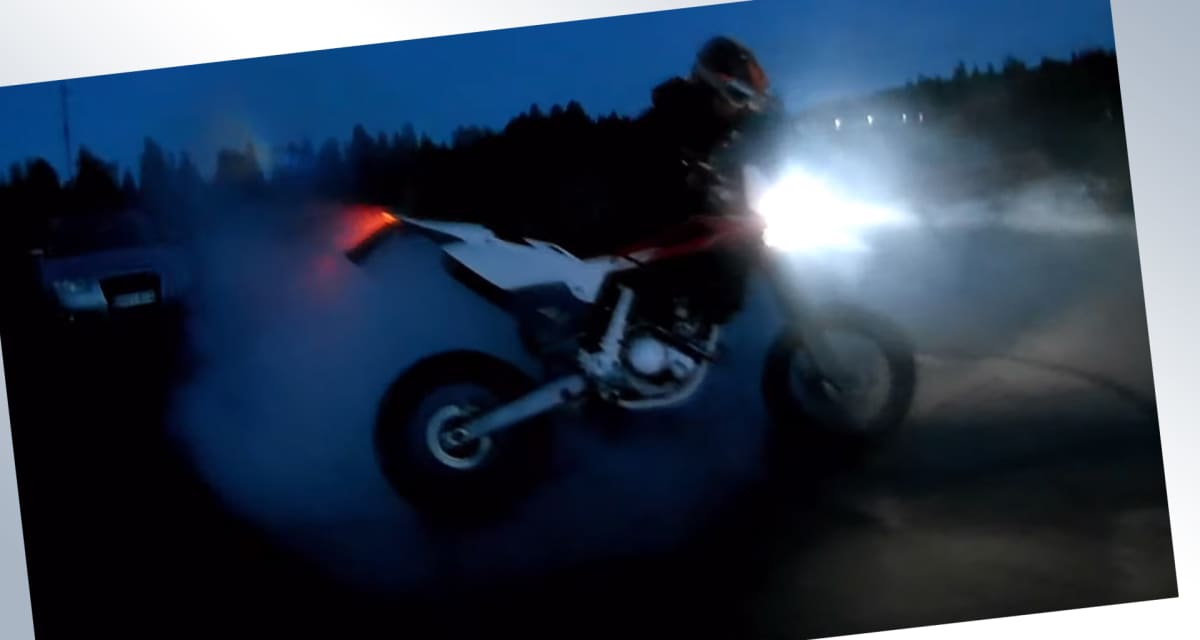 Nuori kuski temppuilee mopon kanssa.