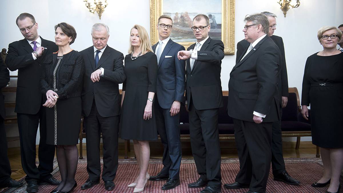 Helsinki, Smolna, Valtioneuvoston juhlahuoneisto, 29. toukokuuta 2015. Pääministeri Juha Sipilän hallitus on muodostunut. Ryhmäkuvauksen jälkeen Sipilä tarkistaa rannekellostaan, riittääkö aikaa.