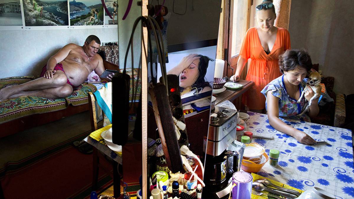 Ukraina, heinäkuu 2014. Perhe paossa Ukrainan Slovjanskin pommituksia parantolassa Svjatohirskissa. Kuvajournalisti 2015. Markus Jokela