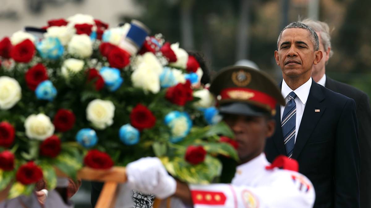 Barac Obama laskemassa seppelettä Jose Marti muistomerkillä.