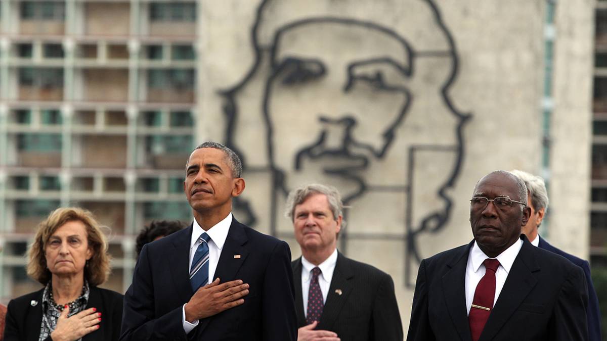 Barac Obama Revolution aukiolla Havannassa.