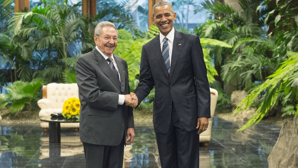 Kuuban presidentti Raul Castro ja Yhdysvaltain presidentti Barack Obama kättelevät.