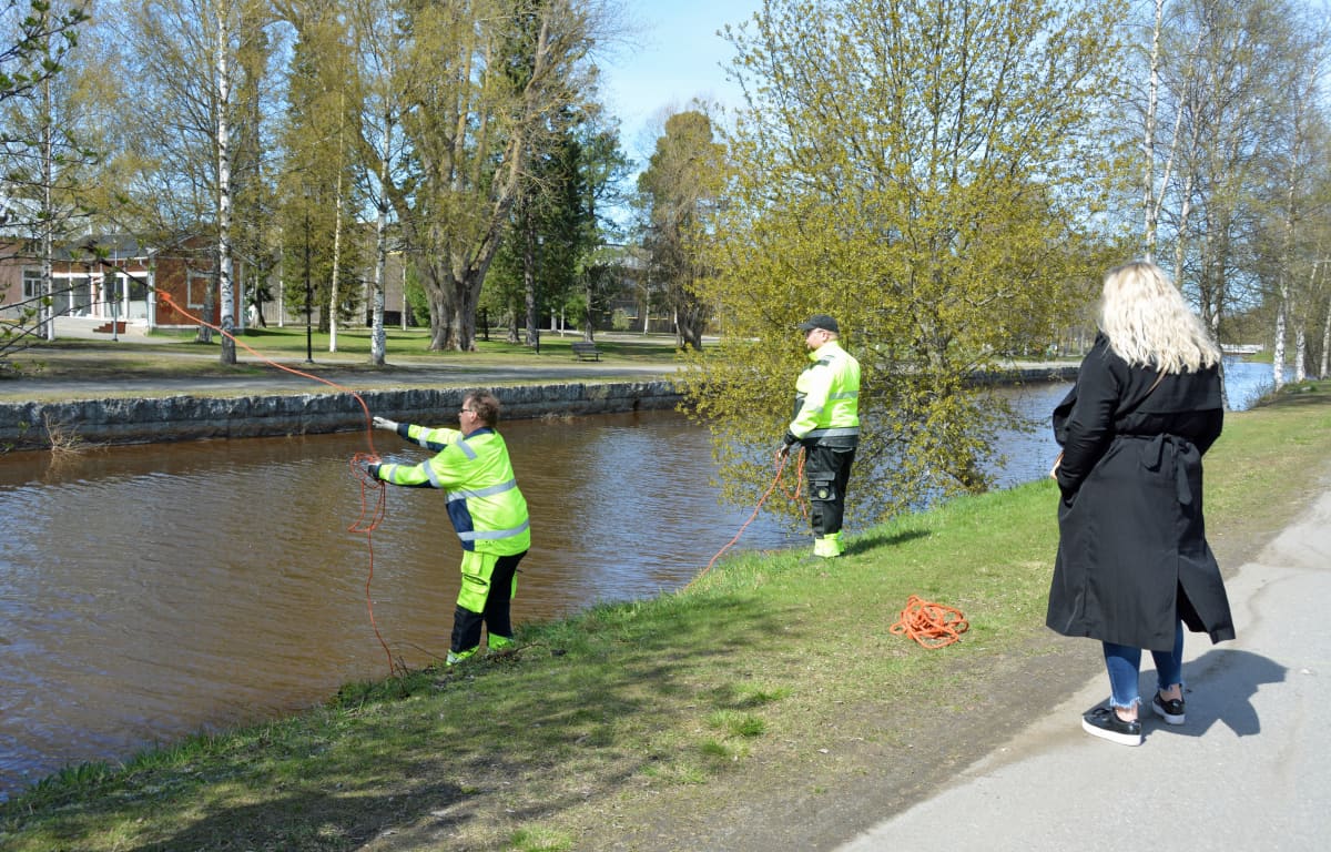 Leo Palosaari ja Juhopekka Puumala etsivät pyörää Kokkolan Suntista. Nelli Tanhuala katselee toiveikkaana vieressä.