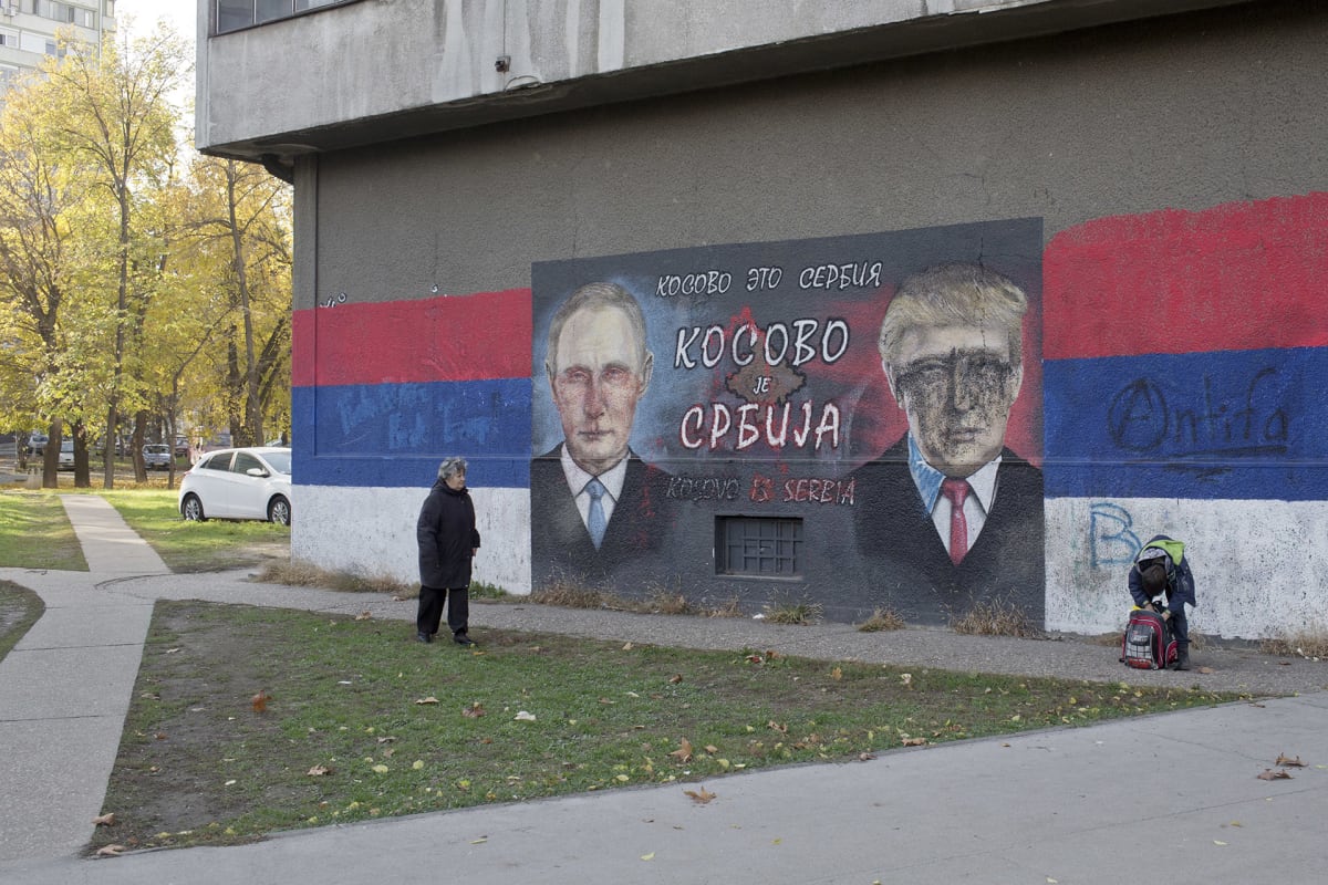 Putin ja Trum muraali talon päädyssä.