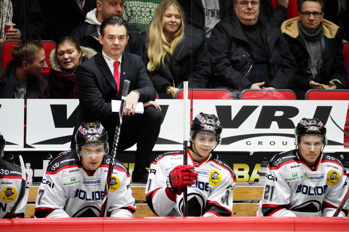 Ässien vaihtopenkki.