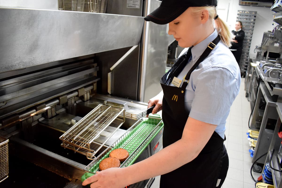 McDonald'sin hampurilaisen McVeganin pihvi valmistuu Mikkelissä.