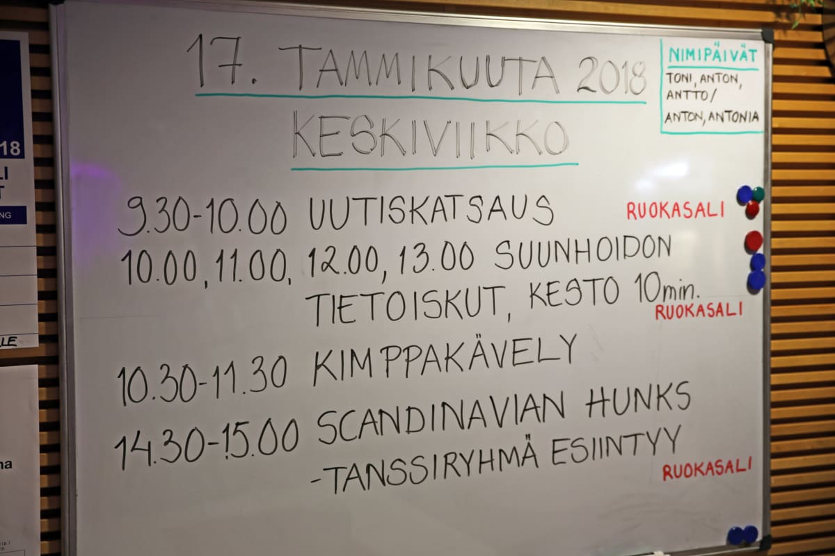 Palvelukeskuksen ohjelmaa taululla.