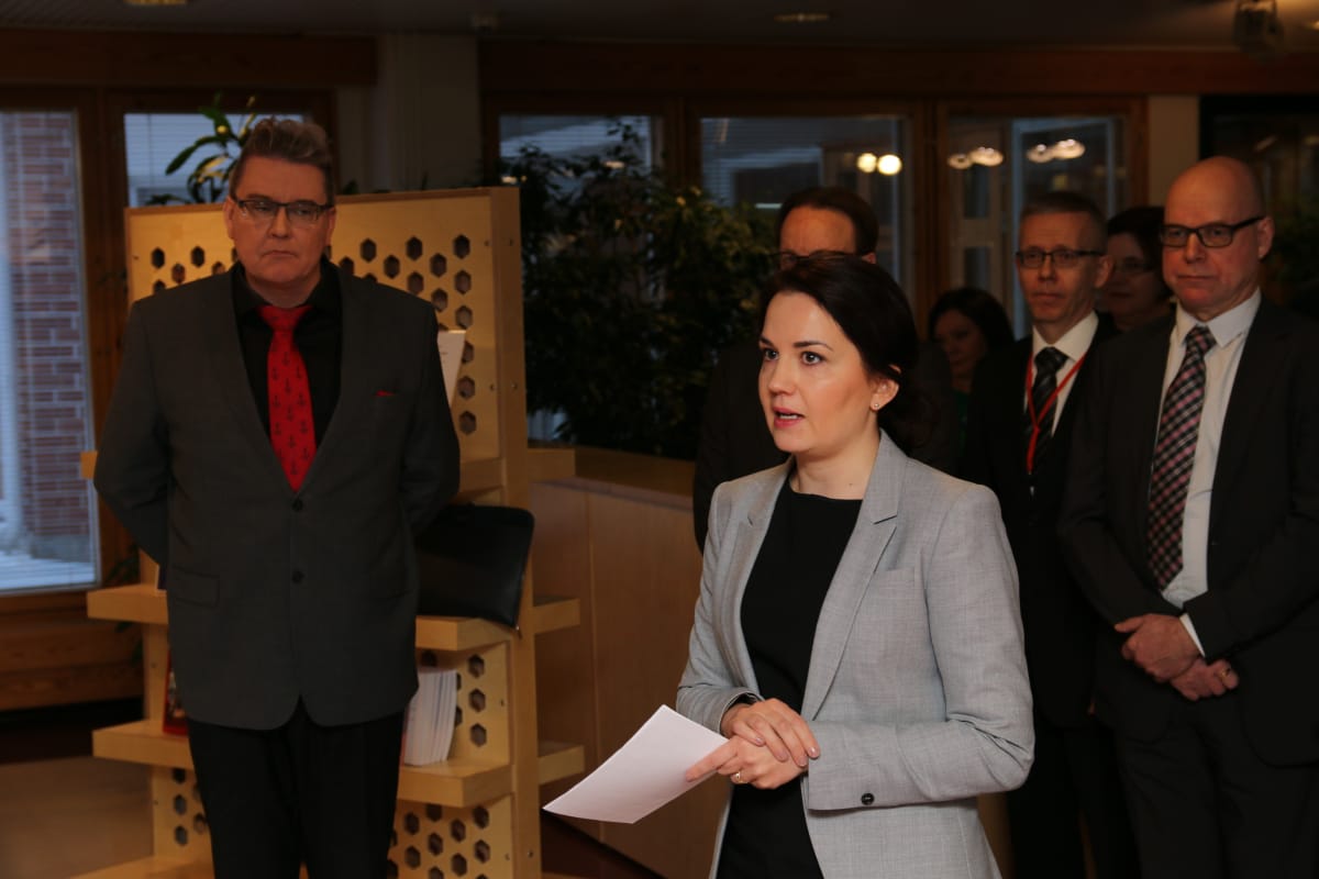 Lapin yliopiston rehtori Mauri Ylä-Kotola (vasemmalla) kuuntelee opetusministeri Sanni Grahn-Laasosen (kok.) puhetta Lapin korkeakoulukirjaston vihkäisissä.