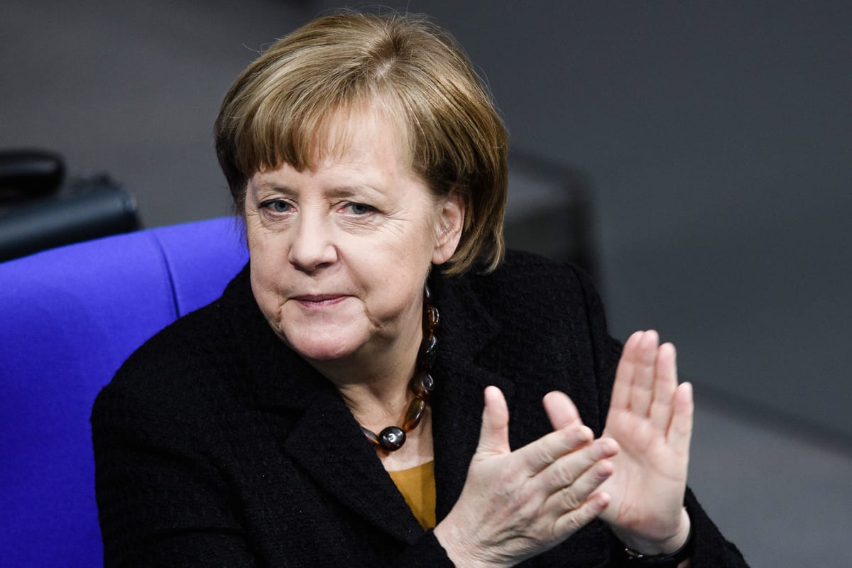 Kuvassa Angela Merkel musta paita päällä.