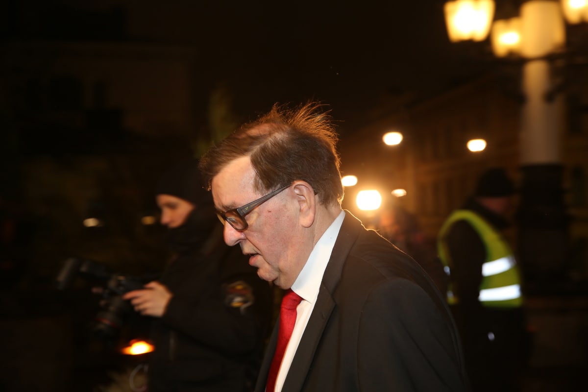 Paavo Väyrynen saapuu Säätytalolle.