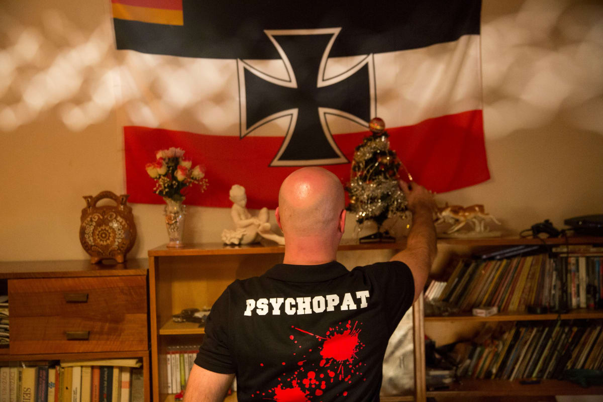 Natseja ihaileva Daliborek muun muassa tekee elokuvassa retken Auschwitziin.